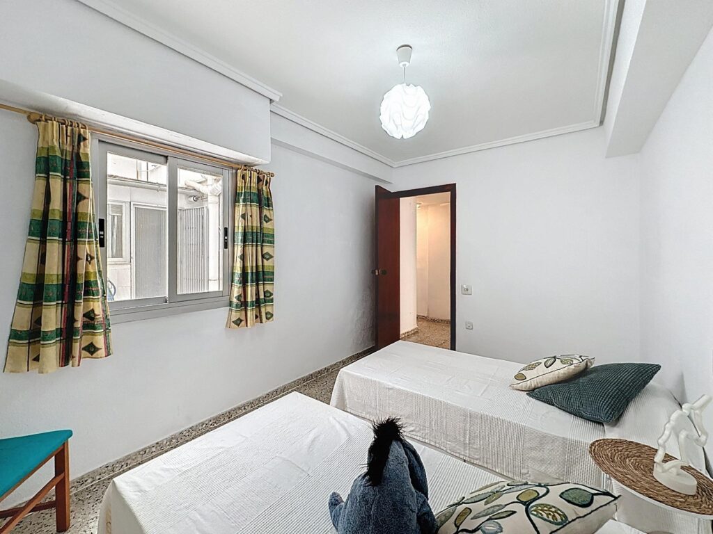 Dormitorio 2 piso en venta con terraza en Benimaclet