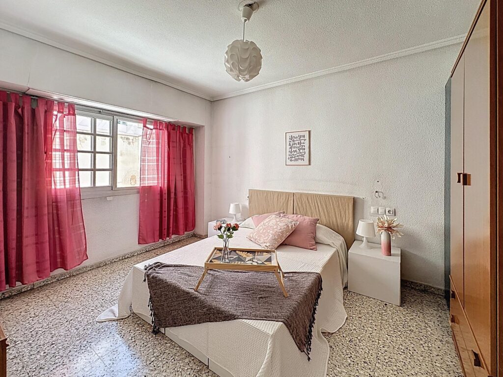 Dormitorio piso en venta con terraza en Benimaclet